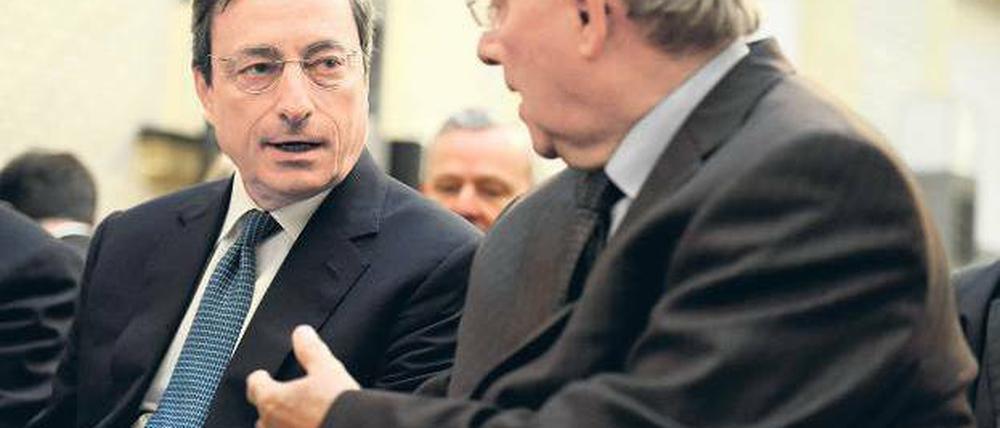 Krisenhelfer unter sich. Mario Draghi sprach erstmals in Berlin – Finanzminister Wolfgang Schäuble (CSU) hörte zu. Foto: dapd