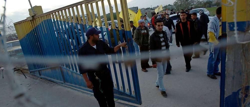 Angehörige von Gefangen warten am Grenzübergang in Rafah auf die Freilassung.