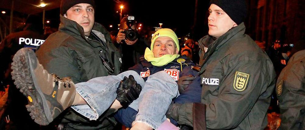 "Wir sitzen hier halt falsch." Am Ende werden es 27 Demonstranten sein, die sich Freitagfrüh von Polizisten wegtragen lassen.