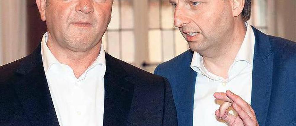 Der Neue. Thomas Heilmann (rechts), Unternehmer, Volljurist und nun der nächste Justizsenator, war selbst überrascht, dass der CDU-Landesvorsitzende Frank Henkel diese Personalie so schnell bekanntgab. Eine Stellungnahme wollte er dazu am Dienstagabend noch nicht abgeben: Er sei noch im Urlaub, teilte er nur mit. Vom Koalitionspartner SPD wurde die Entscheidung für Heilmann wohlwollend kommentiert.Foto: Zinken/dapd
