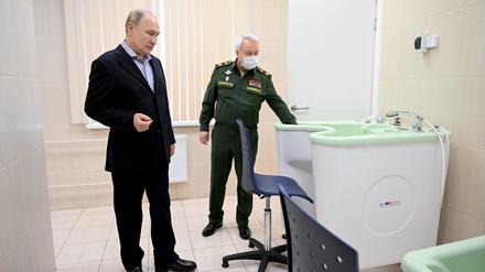 Wladimir Putin, russischer Präsident, besucht ein Militärkrankenhaus in Russland. 