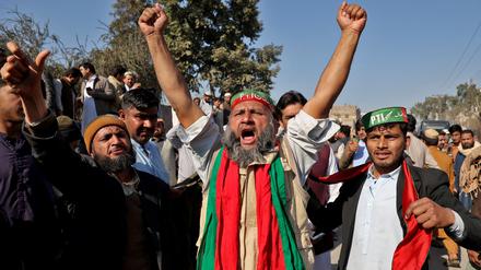 Anhänger des von Imre Khan bei einem Protest in Peshawar für den inhaftierten Ex-Premier.