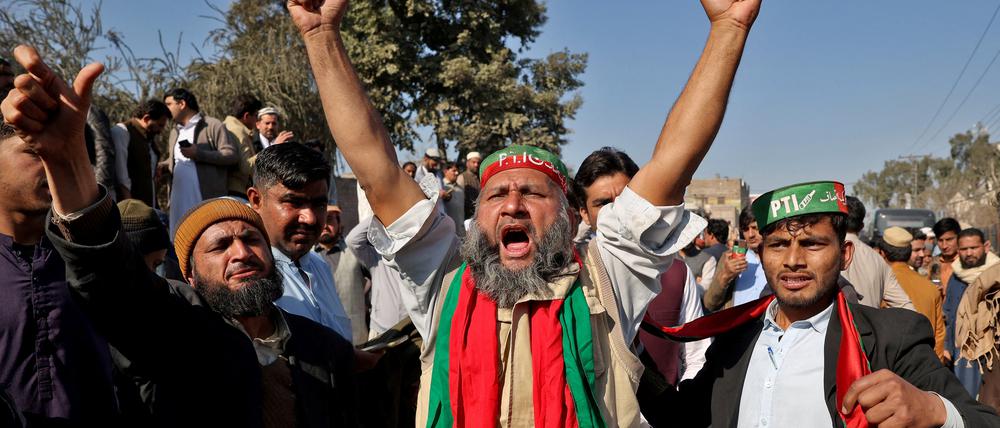 Anhänger des von Imre Khan bei einem Protest in Peshawar für den inhaftierten Ex-Premier.