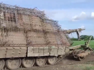 Dieser Screenshot eines auf X geteilten Videos zeigt einen russischen „Schildkröten-Panzer“ an einem unbekannten Tag.