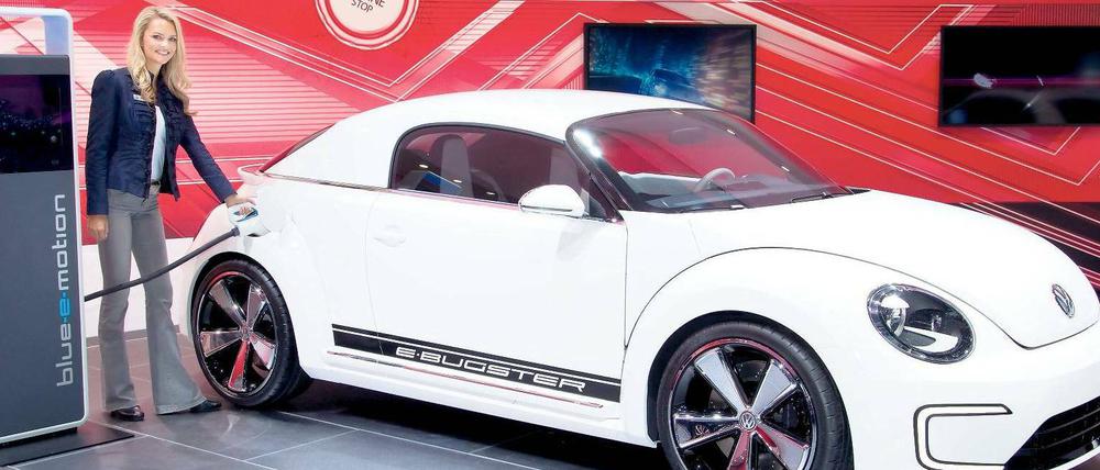 Strom tanken. In Detroit hat VW gerade die Studie des E-Bugster vorgestellt. Die Botschaft des markanten Designs ist: Elektroautos machen Spaß.