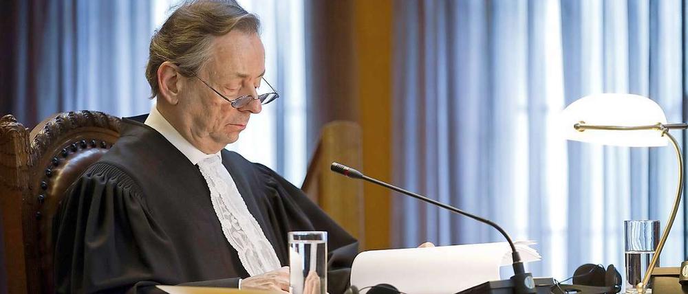 Philippe Couvreur verliest das am Freitag erlassene Urteil, wonach Deutschland nicht vor ausländischen Gerichten für Verbrechen des Nazi-Regimes verklagt werden kann.