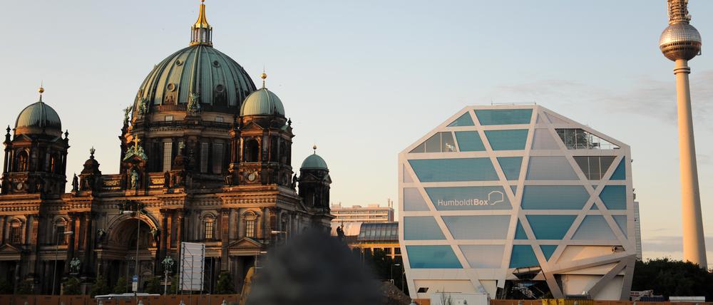 Berlins temporäre Mitte: 28 Meter ist die Box hoch und bleibt bestehen bis zur Schloss-Eröffnung, theoretisch bis 2019.