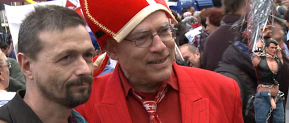 Geistloser Provokateur? So kommt Ralf König (links) in Rosa Praunheims (rechts) Film daher, findet unser Kritiker.