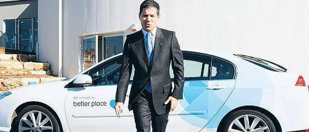 Zielstrebig. Shai Agassi, Gründer und Chef von Better Place, vor einem Jahr in Tel Aviv vor einem Auto seines Partners Renault.