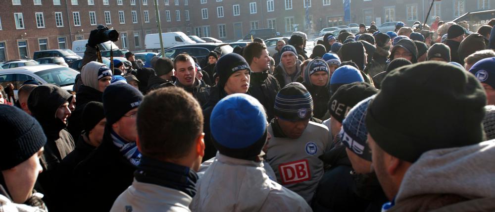 Die Hertha-Fans hatten genug und stellten die Spieler zur Rede.