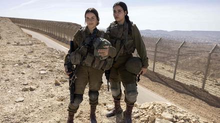 Die israelischen Soldatinnen Marom (rechts) und Eliora aus dem gemischtgeschlechtlichen Infateriebattallion Bardelas posieren in einem Trainingszentrum. 