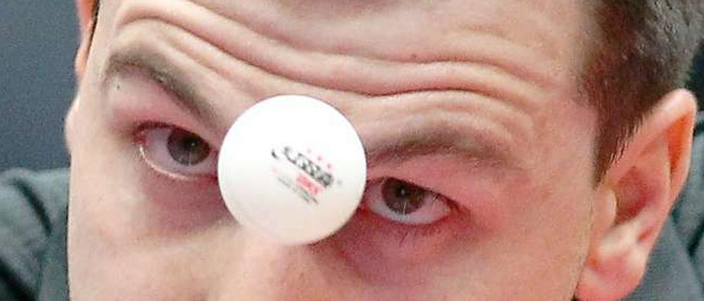 Bist du Plastik? Auch Timo Boll muss bald mit neuen Bällen spielen.