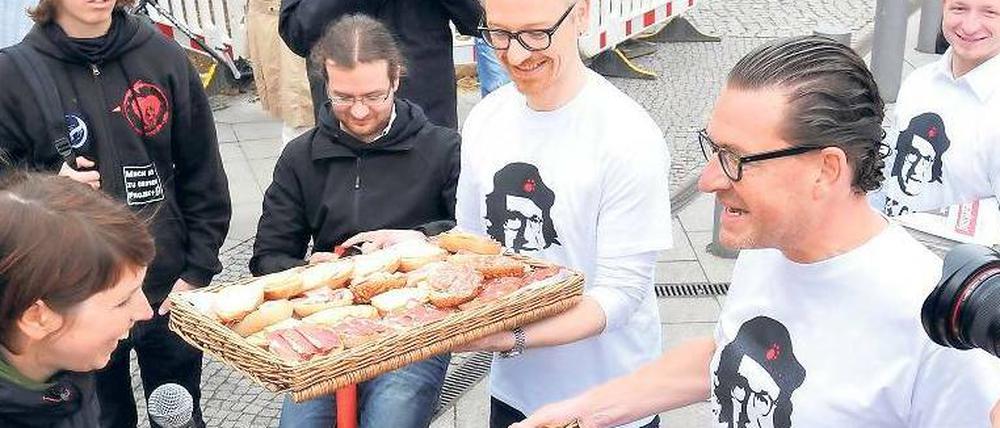Stärkung der Meinungsfreiheit. „Bild“-Chef Diekmann (zweiter von rechts) im Kai-T-Shirt verteilt belegte Brötchen.