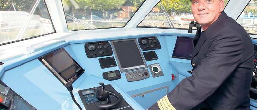 Hier bin ich der Kapitän. Ronald David ist der Chef an Bord seines Dampfers. Fast 62 Meter ist das Schiff lang, acht Meter breit und 20 Stundenkilometer schnell. Und wenn David will, leuchten die Sterne. Foto: Davids/Darmer