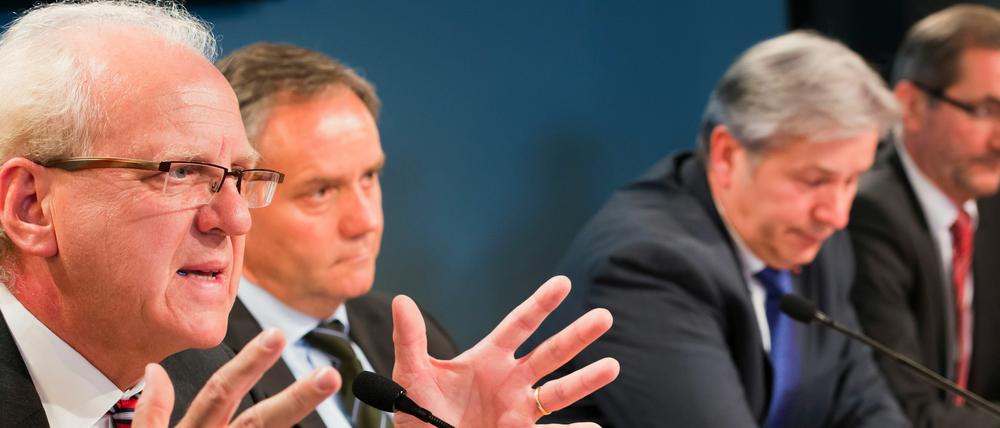 Auf dem Schleudersitz: Der Geschäftsführer Technik/BBI der Berliner Flughäfen, Manfred Körtgen (links) steht in der Kritik. Neben ihm Flughafen-Chef Rainer Schwarz, Berlins Regierender Bürgermeister Klaus Wowereit (SPD) und Brandenburgs Ministerpräsident Matthias Platzeck (SPD).
