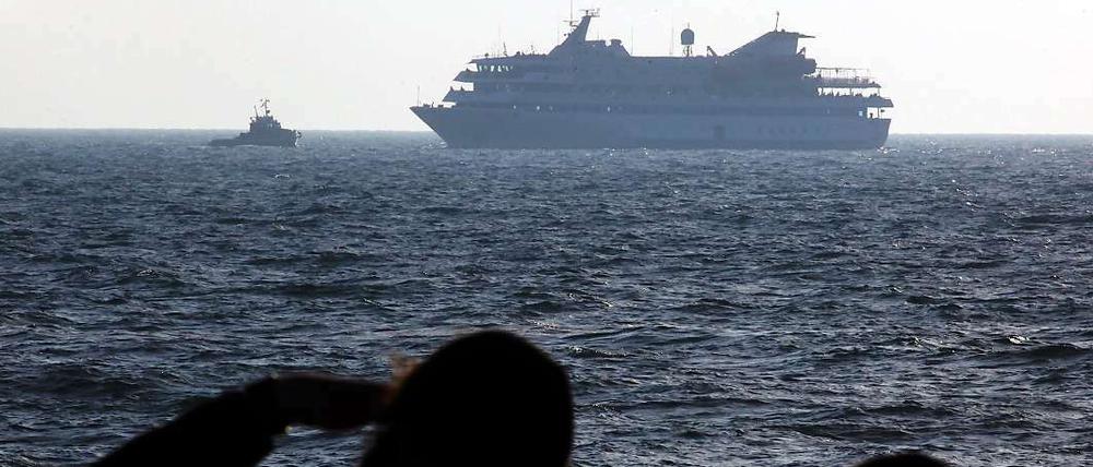 Zwei Israelis beobachten wie das Hilfsschiff Mavi Marmara von der israelischen Marine in den Hafen von Ashdod geleitet wird. Der Streit um den Angriff auf die Gaza-Hilfsflotte vor zwei Jahren hat das Verhältnis zwischen der Türkei und Israel zerrüttet.