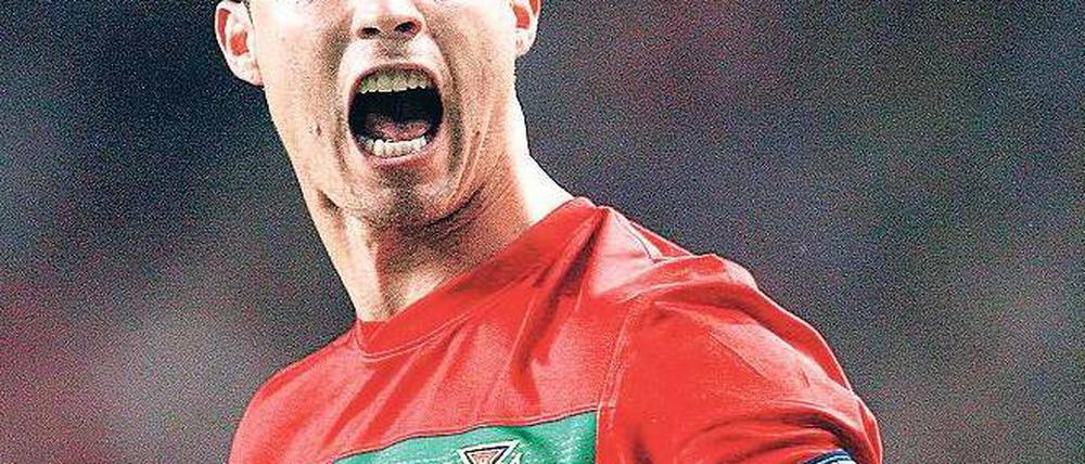 Aufgeplustert. Cristiano Ronaldo ist Freund theatralischer Posen – und unbestritten einer der besten Spieler der Welt.Foto: dpa