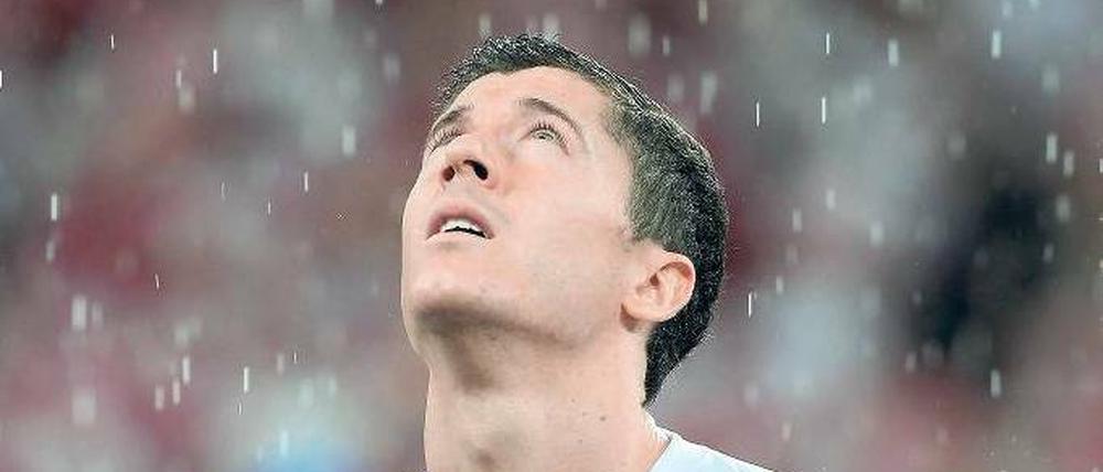 Hilfe von oben? Gab es nicht. Robert Lewandowski und die polnische Mannschaft standen nach dem 0:1 gegen Tschechien im Regen.