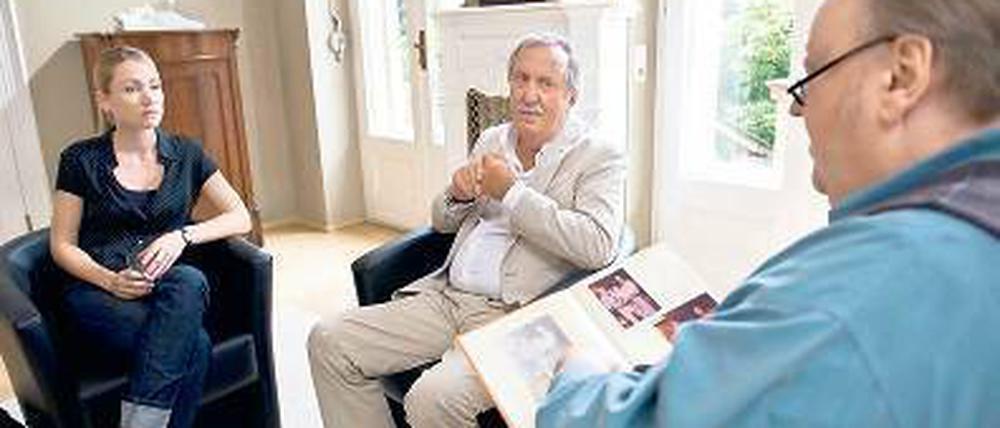 Früher liebten sie dieselbe Frau, heute soll Bloch (Dieter Pfaff, rechts) seinem Freund Lorenz Haller helfen, nach einem Schlaganfall wieder zurechtzukommen. Der Film zeigt Vadim Glowna in einer seiner letzten Rollen vor seinem Tod im Januar 2012. Foto: SWR