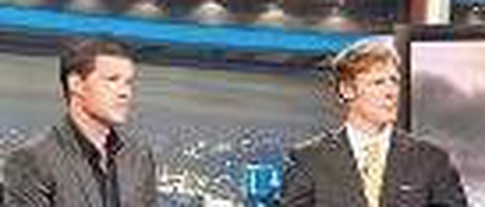 „Alexi, I don’t agree.“ Michael Ballack (li.) diskutiert im US-TV mit Alexi Lalas für ESPN über die EM. Foto: dpa