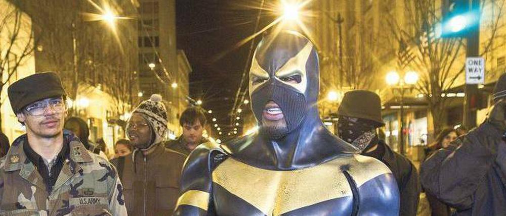 Mann mit Mission. Der Real Life Superhero Phoenix Jones, bürgerlich Benjamin Fodor, bei einer nächtlichen Aktion in seiner Heimatstadt Seattle.