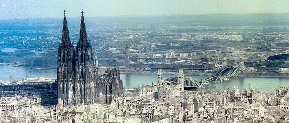 Wüste mit Leuchttürmen. Köln 1945, nach dem Bombardement durch die Alliierten. Der Dom diente ihnen als Orientierung. Foto: p-a/dpa
