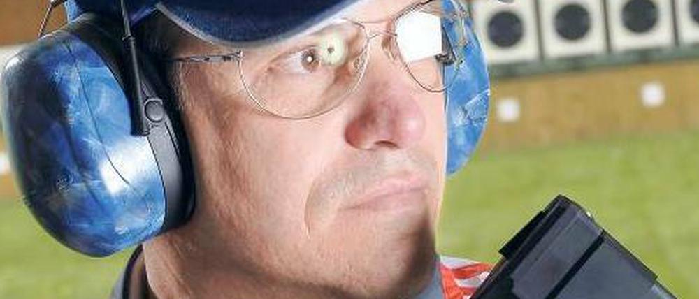 Ralf Schumann, 50, tritt im Wettbewerb mit der Olympischen Schnellfeuerpistole an. Er hat bereits drei olympische Goldmedaillen gewonnen, dazu zweimal Silber.
