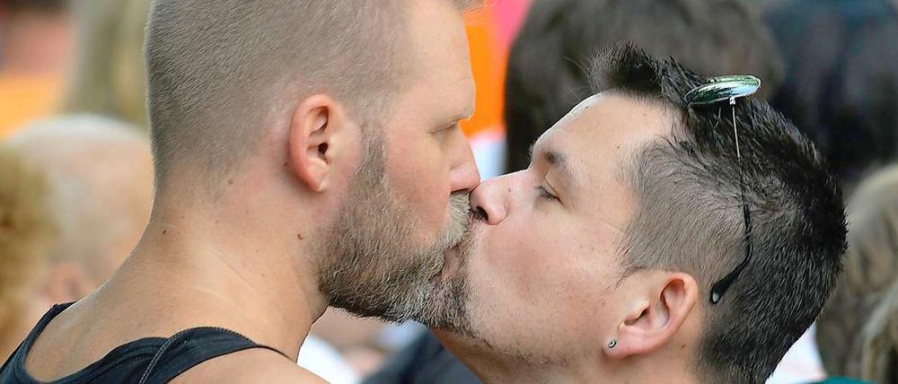Laut einer Umfrage sind die meisten Deutschen für die steuerliche Gleichstellung von homosexuellen Lebenspartnern.