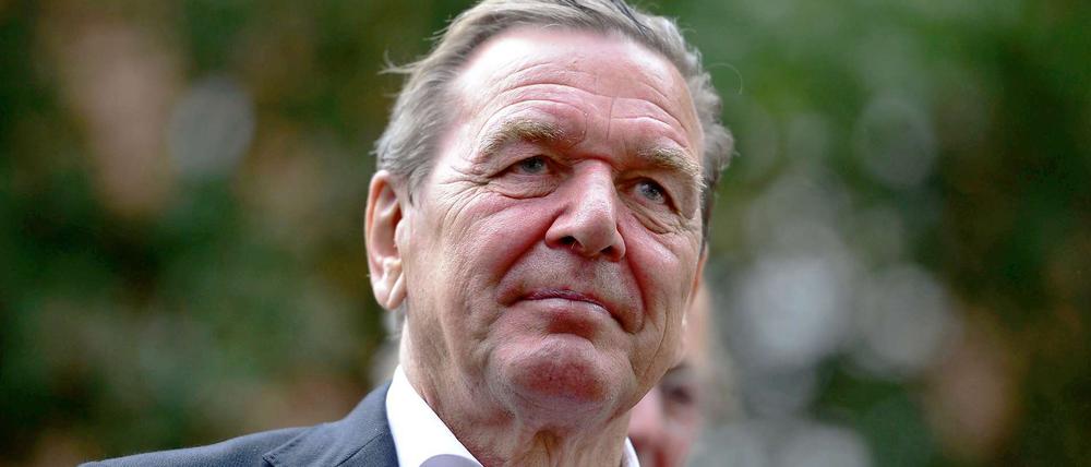 Altkanzler Gerhard Schröder (SPD) sieht die Reformen heute als Erfolg: 2012 gäbe es zwei Millionen Arbeitslose weniger als 2005, sagte er der "Bild-Zeitung". Als Kanzler sei er damals für die schmerzhaften Reformen abgestraft worden.