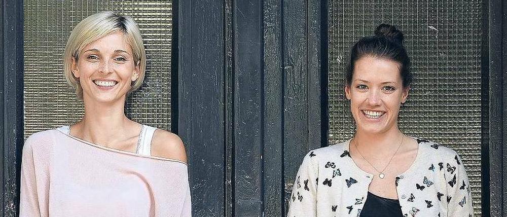 Heldinnen. Ina Brunk (29, li.) und Angela Kotter (28) klären an Schulen und Unis über das Thema Organspende auf.