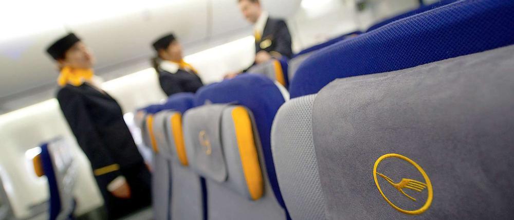 Der drohende Streik der Flugbegleiter der Lufthansa wurde erst mal abgewendet. Es wird weiter verhandelt.