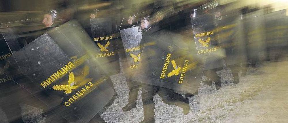 Im Sturmschritt. Weißrussische Polizisten 2010 auf dem Weg zu einer Demonstration von Lukaschenko-Gegnern in Minsk. Foto: Alexei Filippov/dpa