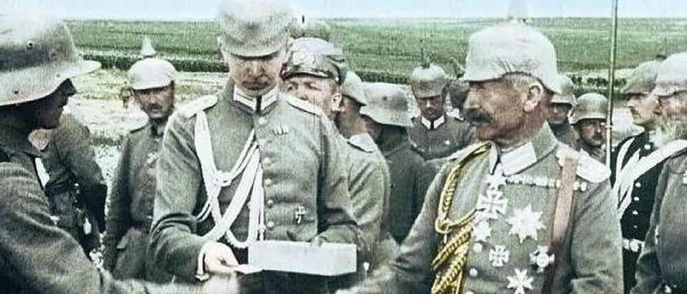 An der Front: Kaiser Wilhelm II. (vorne rechts) verleiht Orden an deutsche Soldaten. In der am Dienstag beginnenden ZDF-Reihe „Weltenbrand“ (20 Uhr 15) wurde das Filmmaterial per Hand koloriert.