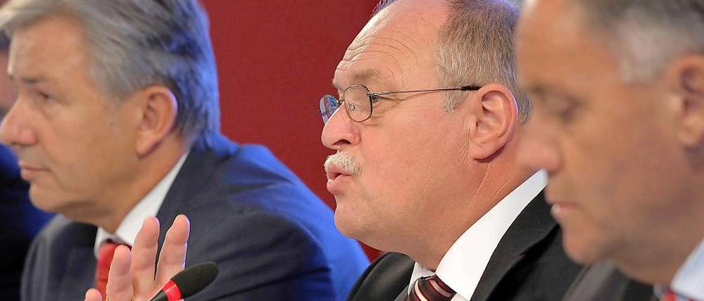 Für den neuen Termin steht er mit seinem Namen: Der technische Geschäftsführer des BER Horst Amann (Mitte).