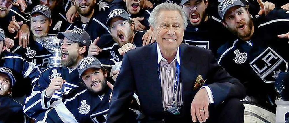 Milliardär mit Eishockeymillionären: Anschutz mit seinen Los Angeles Kings nach Gewinn des NHL-Titels 2012.