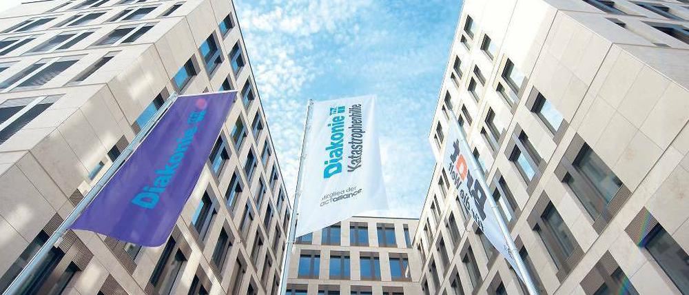 Außen Beton, innen Klimaschutz. Geheizt wird mit Sonne, in der Tiefgarage gibt es mehr Parkplätze für Fahrräder als für Autos – die neue Zentrale der Diakonie in Mitte setzt Maßstäbe für ökologisches Bauen und Arbeiten.