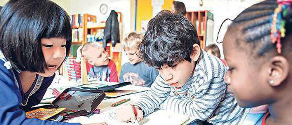 Wie geht gute Schule? Die Kinder der Carl-Craemer-Grundschule in Gesundbrunnen machen vor, wie sie sich gegenseitig beim Jahrgangsübergreifenden Lernen unterstützen. Andere Schulen geben das komplizierte Unterrichtskonzept wieder auf.