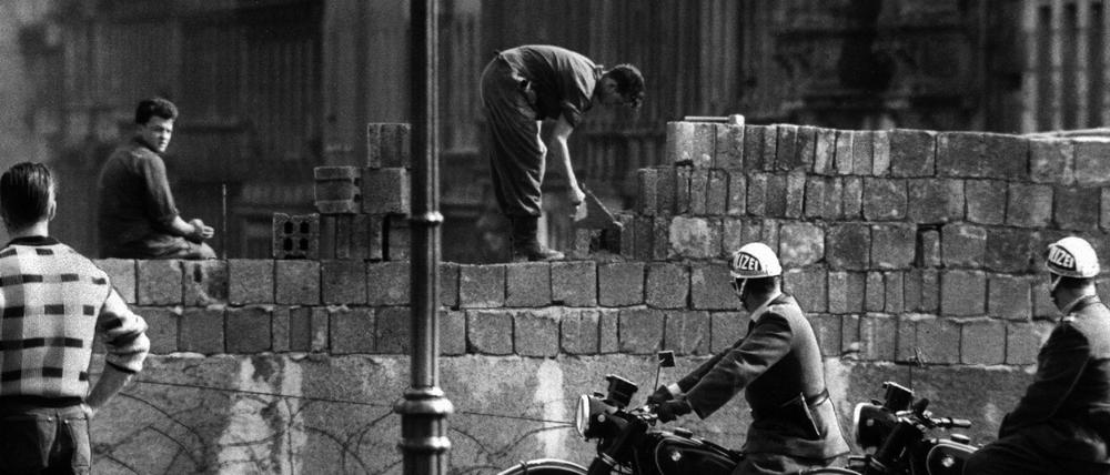 Der US-Sender HBO will eine Serie über das geteilte Berlin, hier ein Foto vom Mauerbau an der Bernauer Straße 1961, drehen.