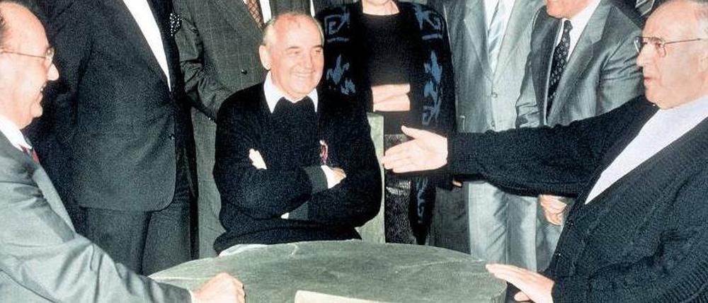 Mit Strickjacke zum Staatsbesuch. Vertrauen wird im 20. Jahrhundert zur wichtigsten Ressource der Außenpolitik. Das Private wird inszeniert, wie hier bei einem Treffen von Helmut Kohl und Hans-Dietrich Genscher mit Michail Gorbatschow im Juli 1990.