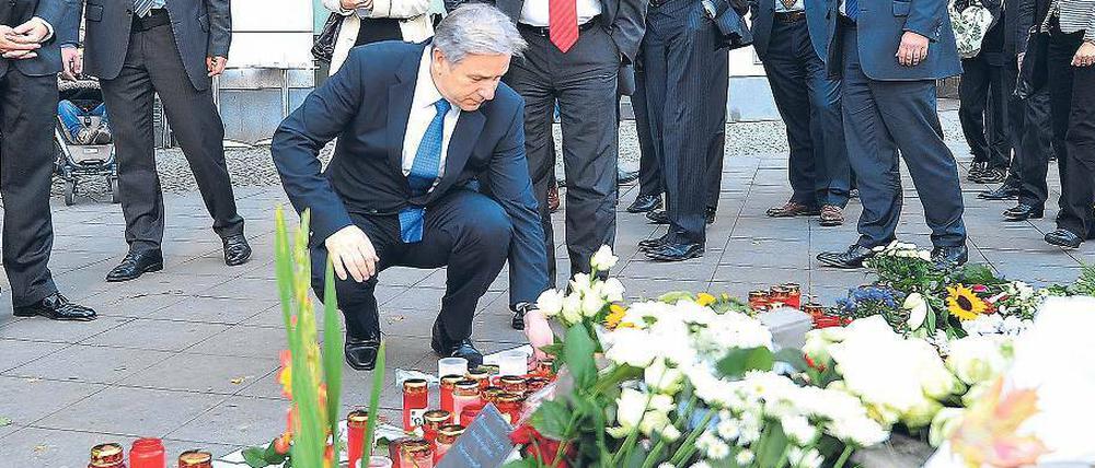 Klaus Wowereit legte am Alexanderplatz Blumen für Jonny K. nieder.
