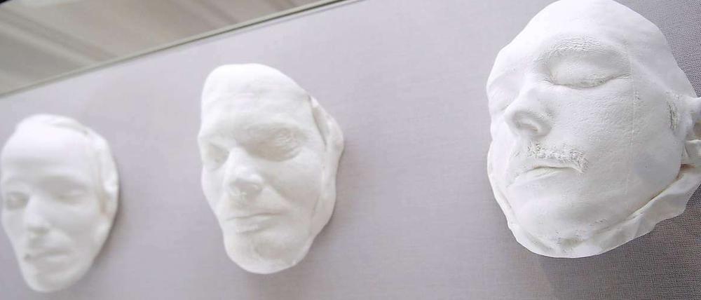Selbstmord in Stammheim. Oder doch nicht? Das Bild zeigt die Totenmasken von Gudrun Ensslin (von links), Andreas Baader und Jan-Carl Raspe.