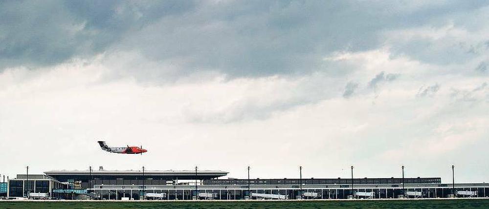 Der Koloss an der Stadtgrenze. Diese Aufnahme entstand mit Blick gen Norden. Zu sehen ist vorn der südliche Seitenpier mit einer Länge von 350 Metern; der Hauptpier vor dem Terminal (links) ist mehr als doppelt so lang.