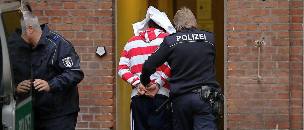 Nach dem gewaltsamen Tod von Jonny K. hat die Berliner Polizei mehrere Verdächtige festgenommen. Der Haupttäter soll sich aber ins Ausland abgesetzt haben.
