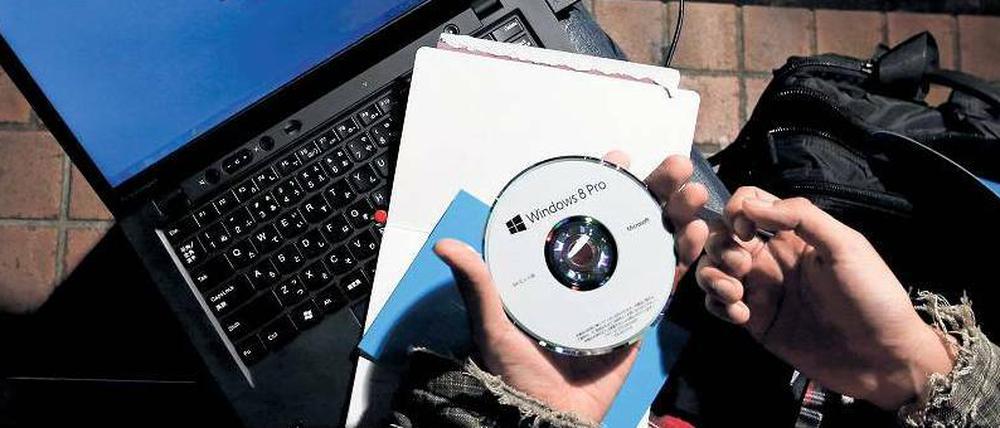 Schneller Umstieg. Einigen Computerbesitzern kann es offenbar nicht schnell genug gehen, auf Windows 8 umzusteigen. Die günstigen Konditionen dürften das zusätzlich unterstützen. Bis Ende Januar 2013 gibt es das Upgradepaket auf Windows 8 Pro im Handel als DVD für 60 Euro und als Download für 30 Euro. Windows-7-Nutzer, die ihr System ab Juni gekauft haben, zahlen sogar nur 15 Euro.
