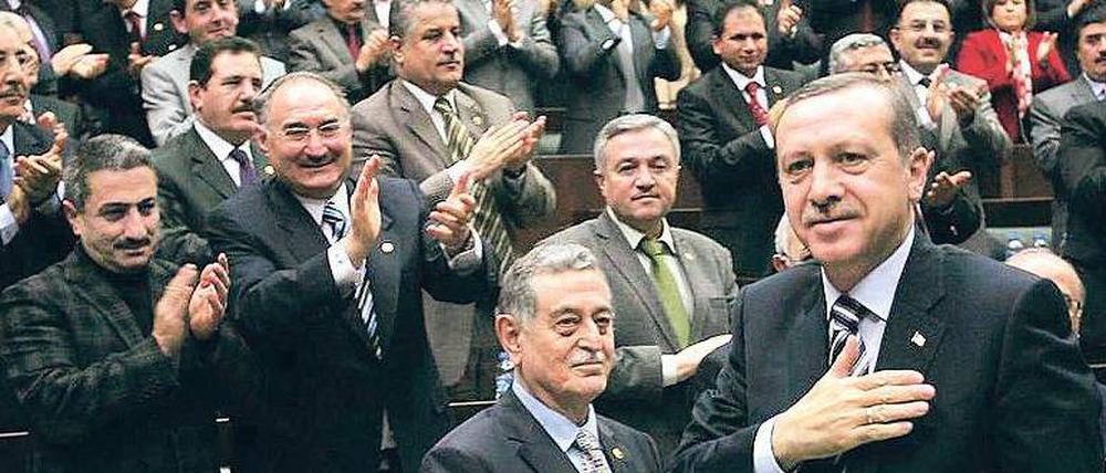 Seit zehn Jahren regiert die Partei von Premier Erdogan (r.), die AKP, die Türkei. Sie hat die säkularistische Staatsideologie zurückgedrängt.