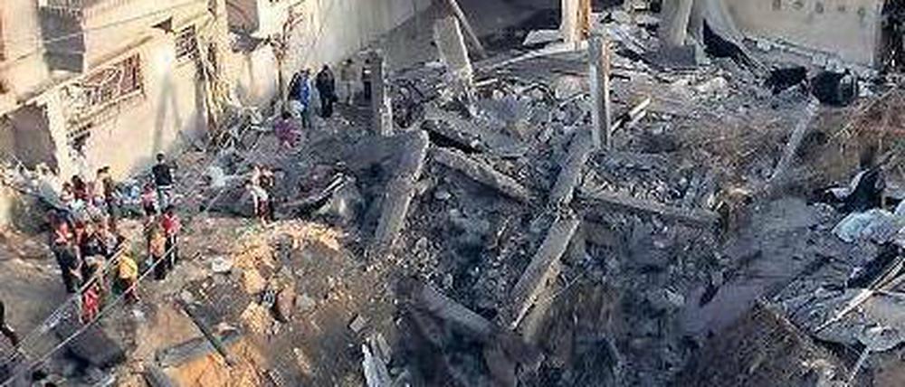 Spur der Zerstörung: Palästinenser besichtigen nach einem israelischen Luftangriff in Khan Younis im südlichen Gazastreifen die Schäden. Foto: Ibraheem Abu Mustafa/Reuters