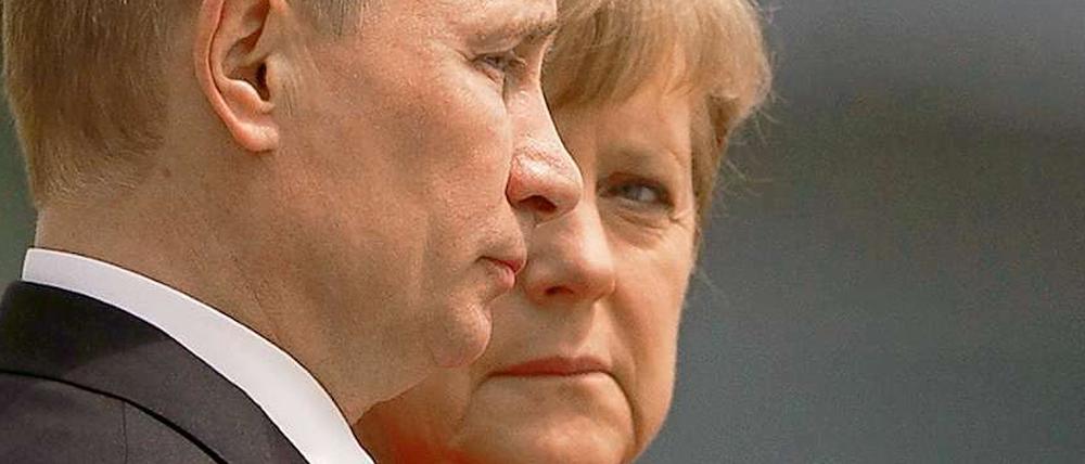 Kritischer Blick: Bundeskanzlerin Angela Merkel trifft am kommenden Freitag den russischen Präsidenten Wladimir Putin in Moskau.