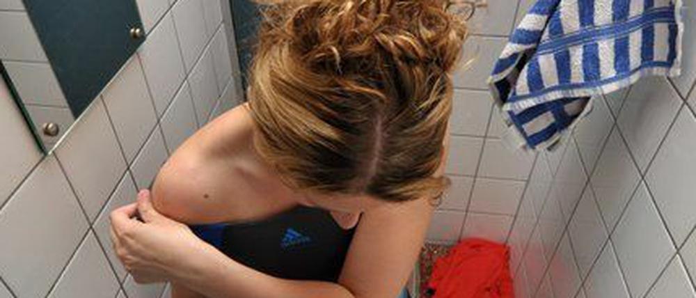 Berührungsangst. Junge Sportlerinnen sind beim Training selten allein und zuweilen nicht mal in ihrer Umkleidekabine vor Übergriffen sicher.