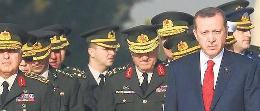 Demonstration der Geschlossenheit. Premierminister Erdogan (rechts), hier mit Generälen am Mausoleum von Staatsgründer Mustafa Kemal Atatürk, will eine Front gegen Syriens Machthaber Baschar al Assad schmieden.