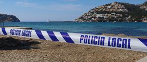 Mit einem Absperrband der Polizei ist der Zugang zu einem Strand auf der Insel Mallorca abgesperrt. (Archivbild vom 10.04.2020)